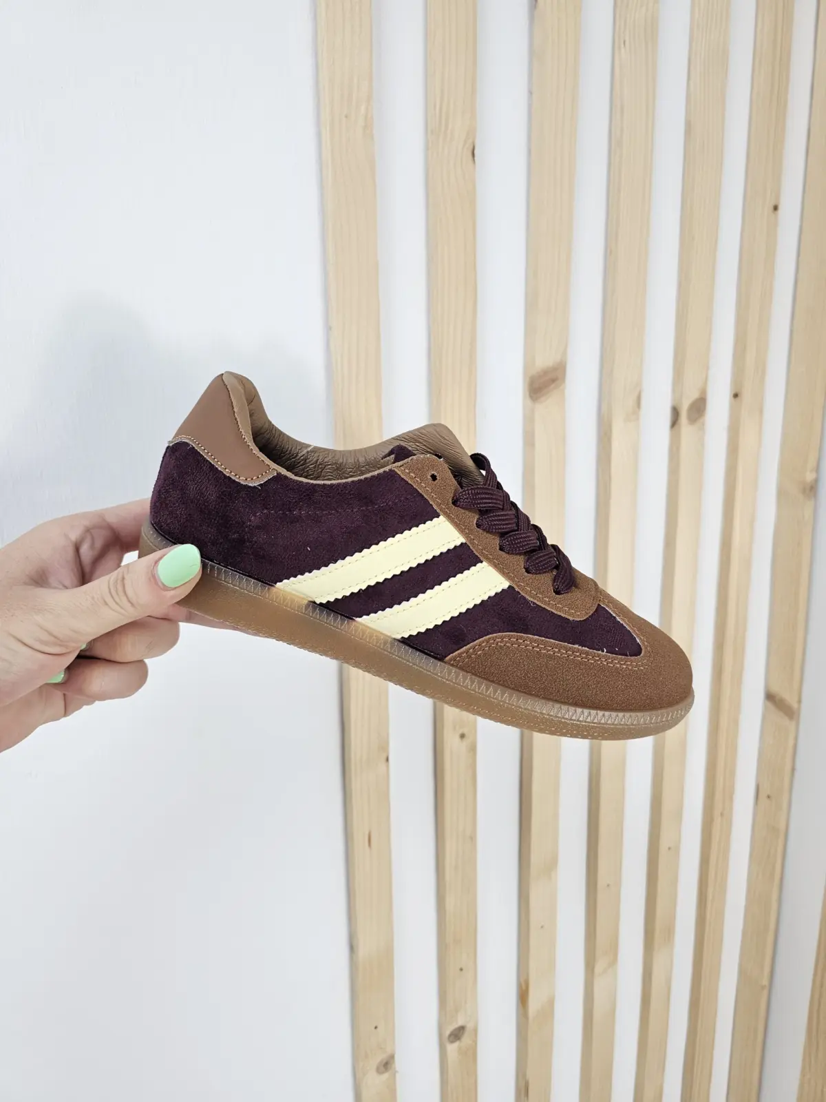 Deportiva Valeria Burdeos/Chocolate